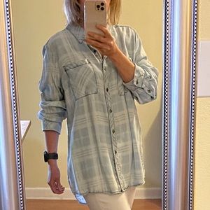 Skies Are Blue Distressed Plaid Top Sz: XL